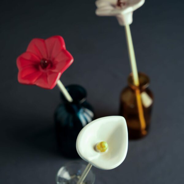SUZANNE - Fleur en céramique – Image 3